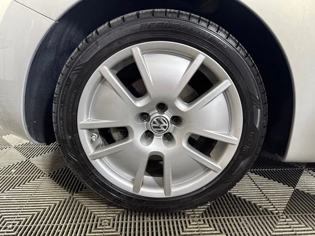 Used 2009 Silver Volkswagen 2.5L image 10