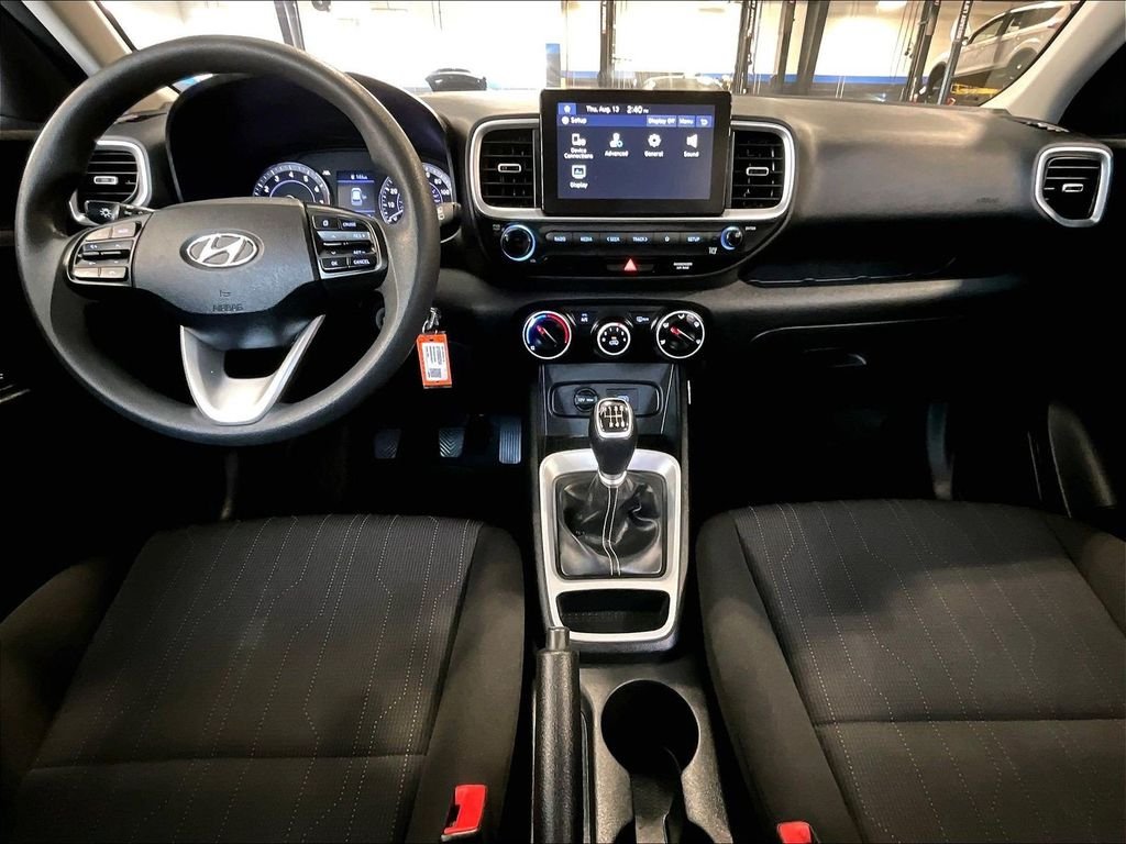 Used 2020 White Hyundai SE image 22