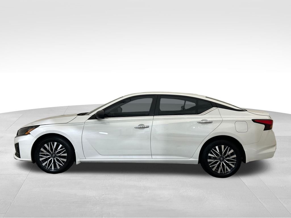 Used 2024 White Nissan 2.5 SV image 2