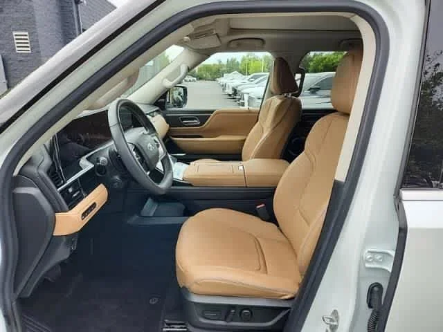 Certified Used 2025 Radiant White INFINITI LUXE image 10