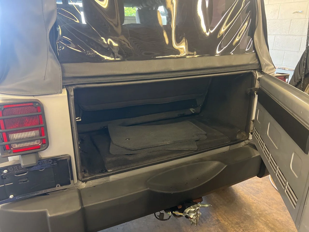 Used 2009 Silver Jeep X image 10