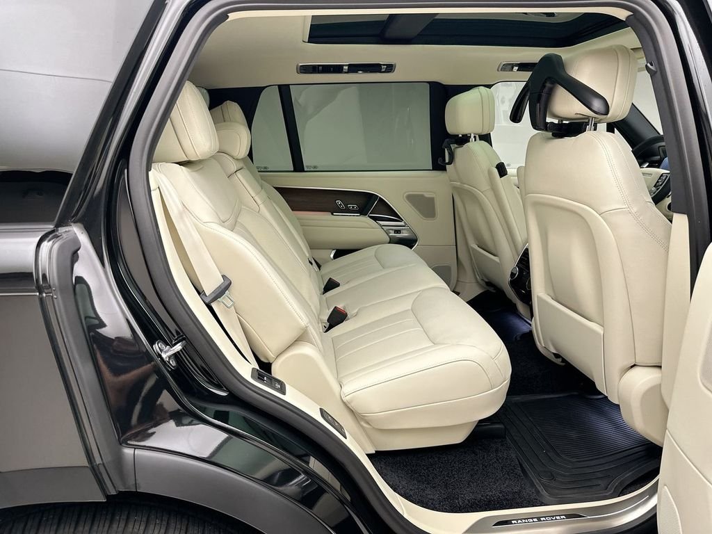 New 2027 Santorini Black Land Rover SE image 7