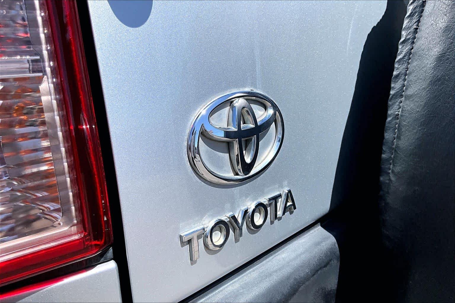 Used 2008 White / Titanium Metallic Toyota  image 30
