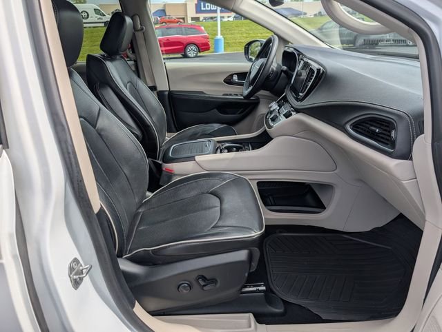 Used 2023 White Chrysler Limited image 22