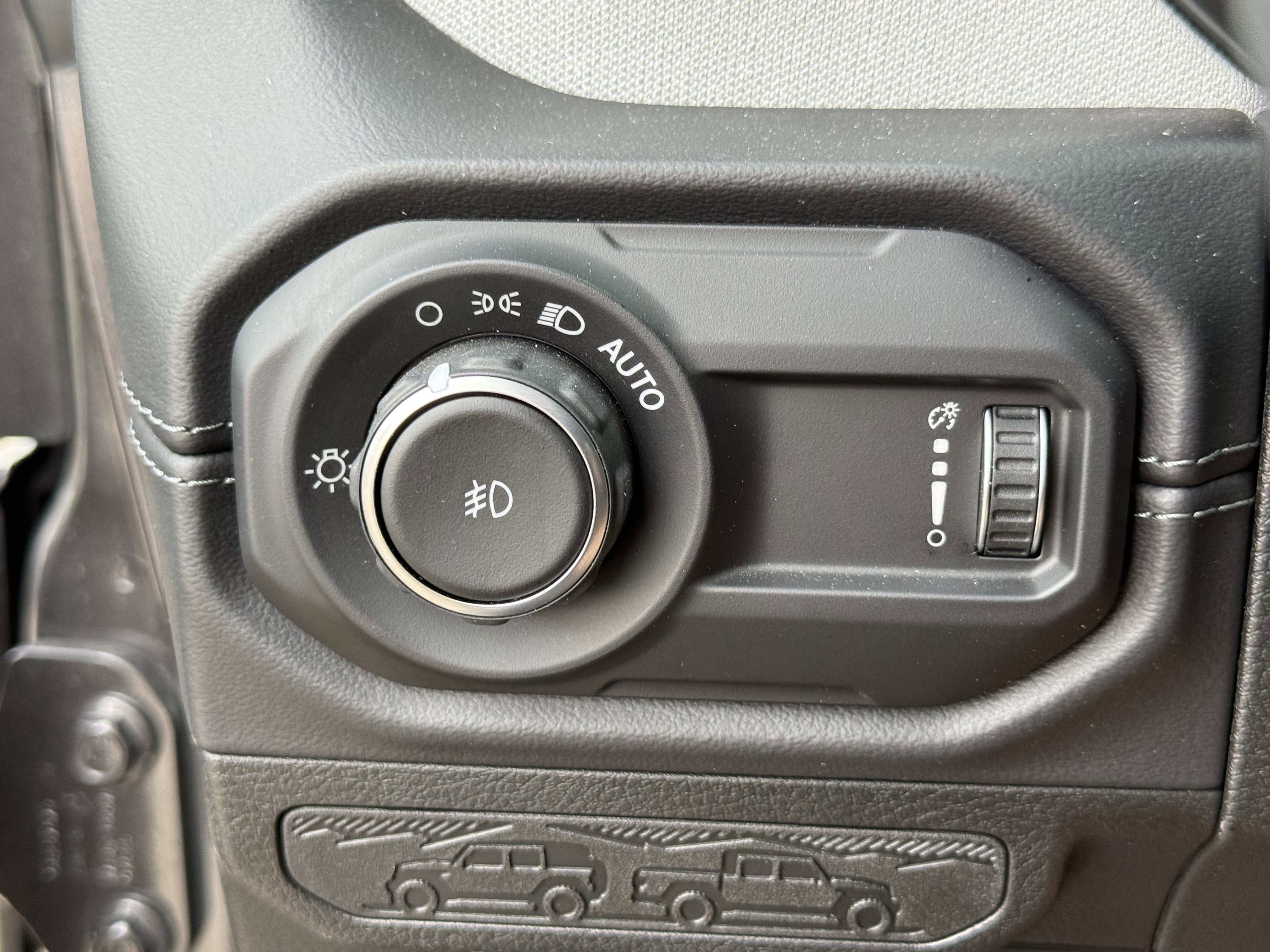 Used 2025 Granite Crystal Metallic Clearcoat Jeep  image 25