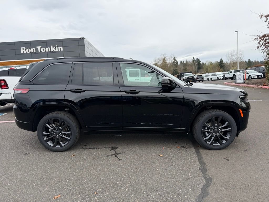 New 2026 Diamond Black Crystal Pearl-Coat Exterior Paint Jeep Limited Reserve image 8