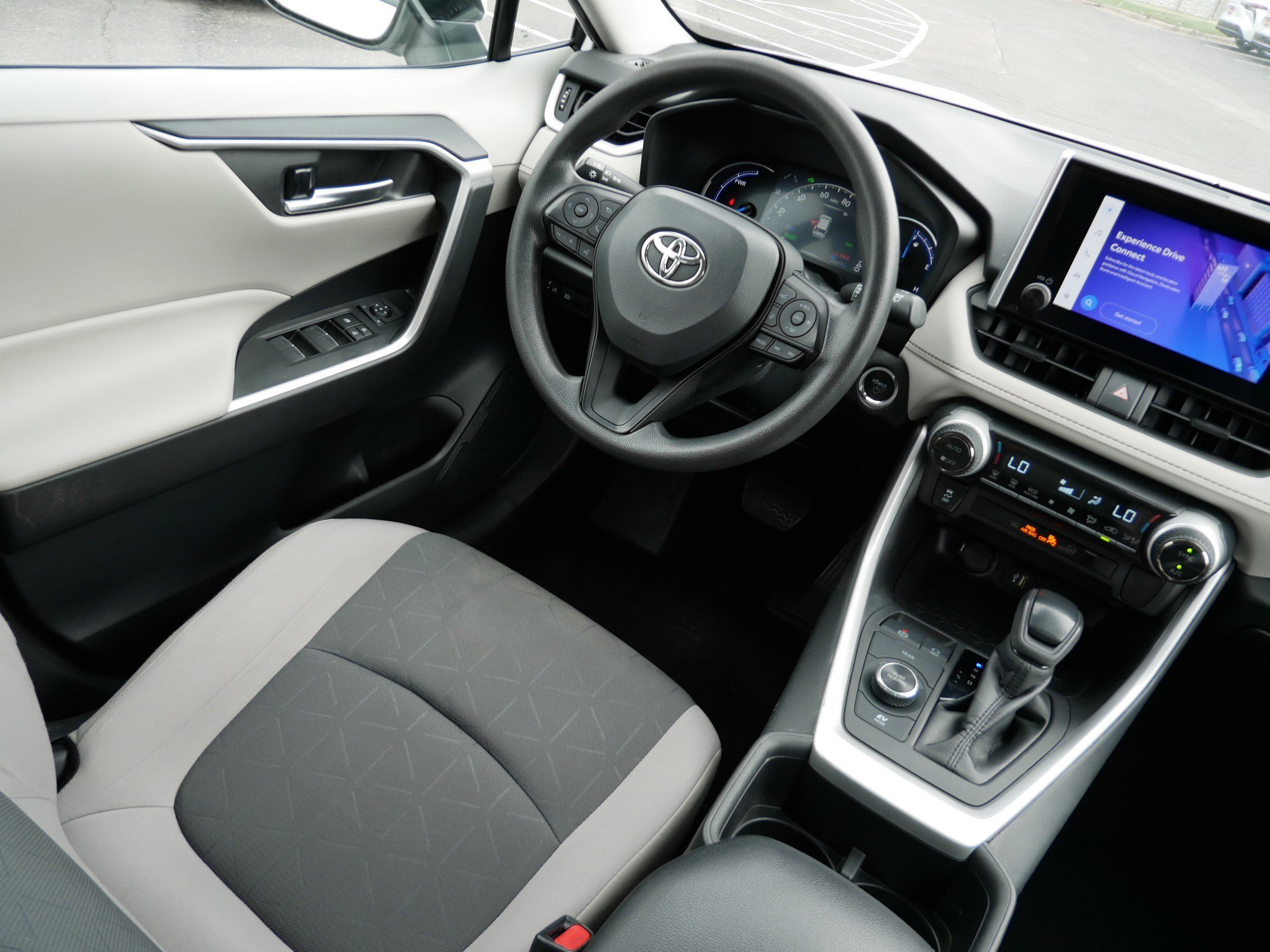 2024 Toyota RAV4 XLE - Photo 9