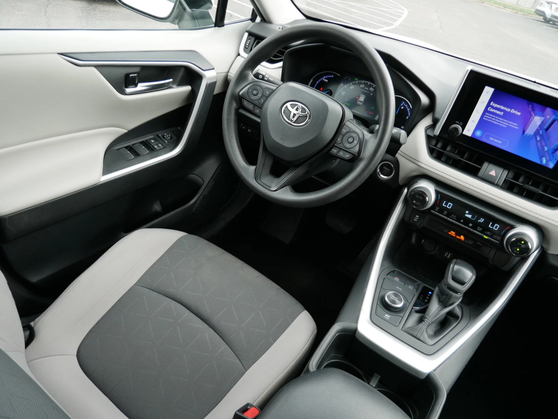 2024 Toyota RAV4 XLE - Photo 9
