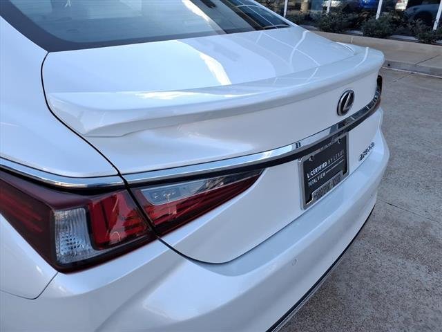 2025 Lexus ES Hybrid 300h - Photo 19