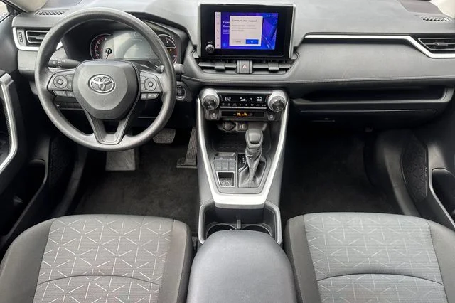 2025 Toyota RAV4 XLE - Photo 15