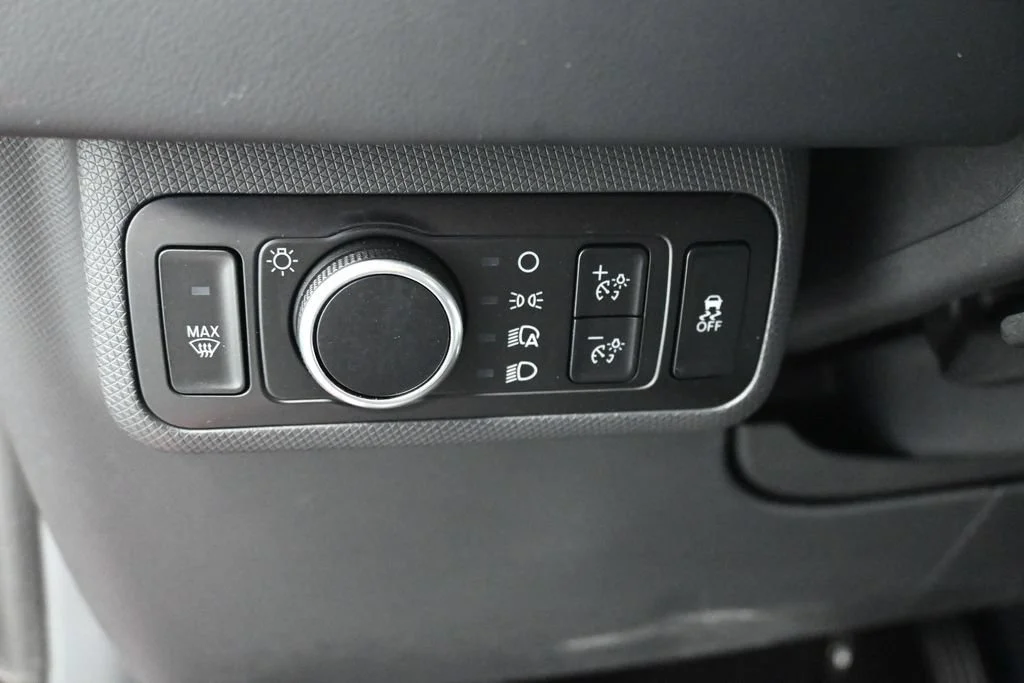Used 2023 Red Ford Select image 13