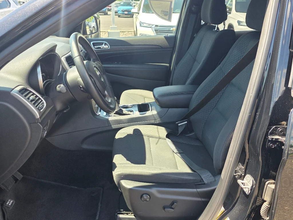 Used 2018 Diamond Black Crystal Pearlcoat Jeep Laredo E image 31