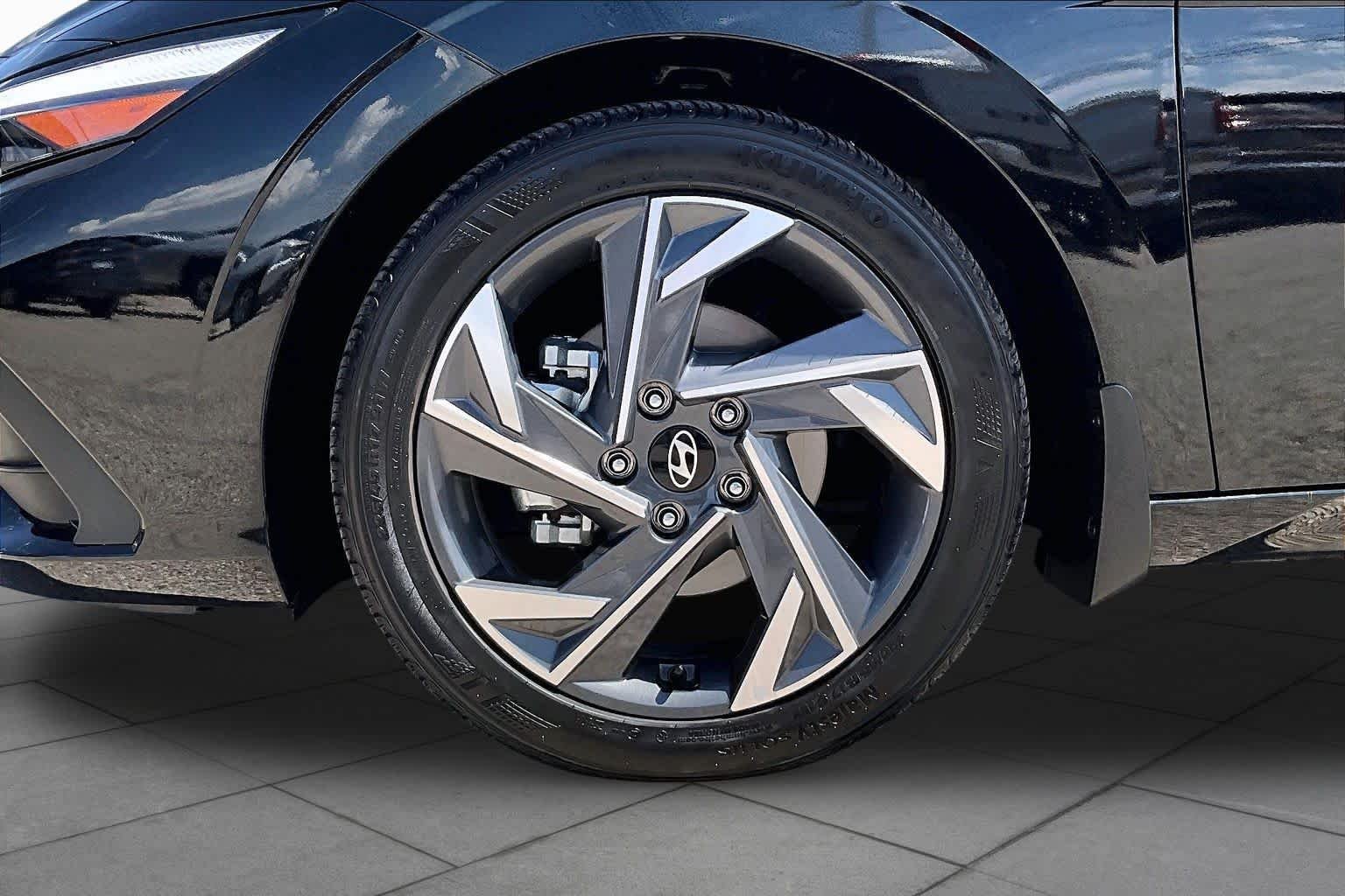 Used 2025 Abyss Black Hyundai SEL Sport image 10