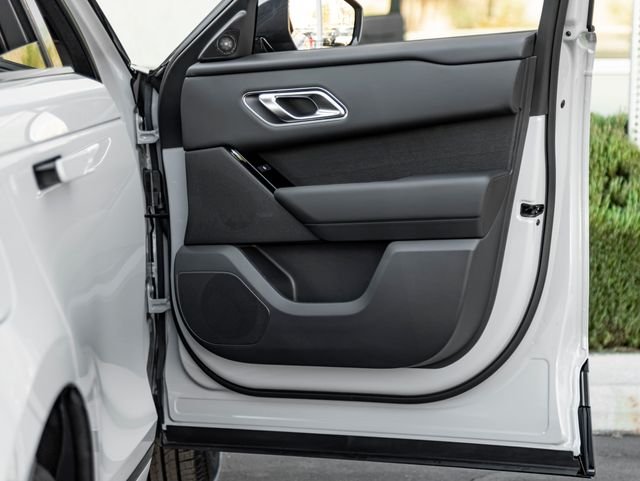 New 2026 Arroios Grey Land Rover Dynamic SE image 24