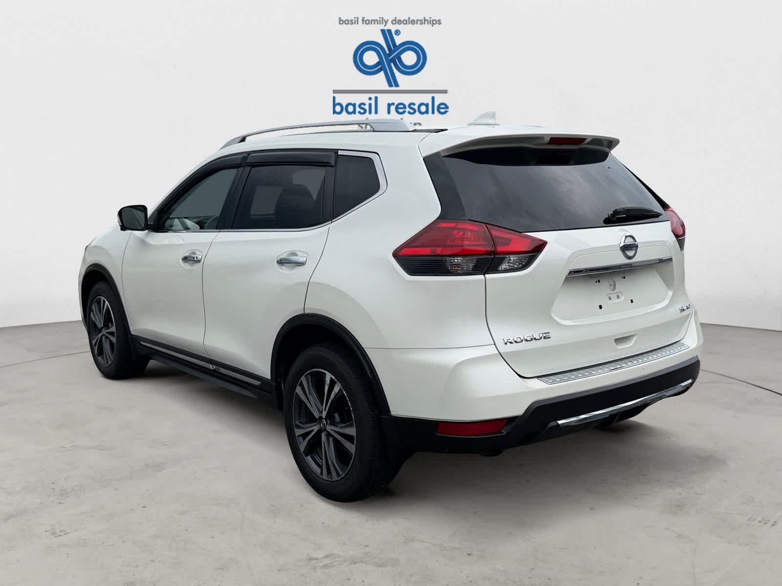 Used 2017 Pearl White Nissan SL image 5