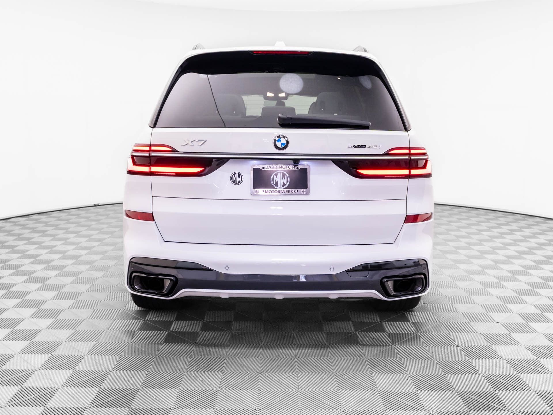 Used 2023 Mineral White Metallic BMW xDrive40i image 4