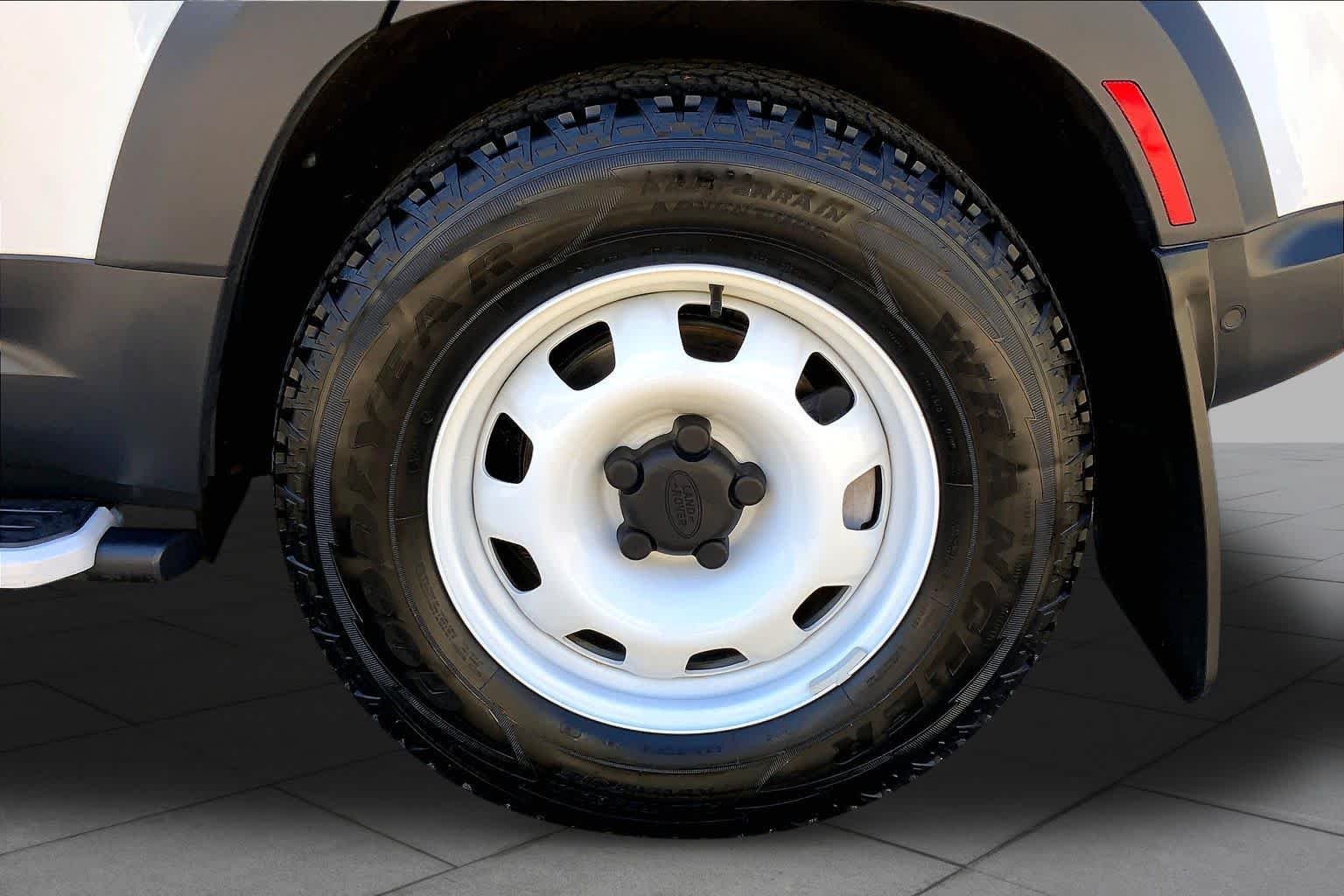 Used 2023 Fuji White Land Rover S image 10
