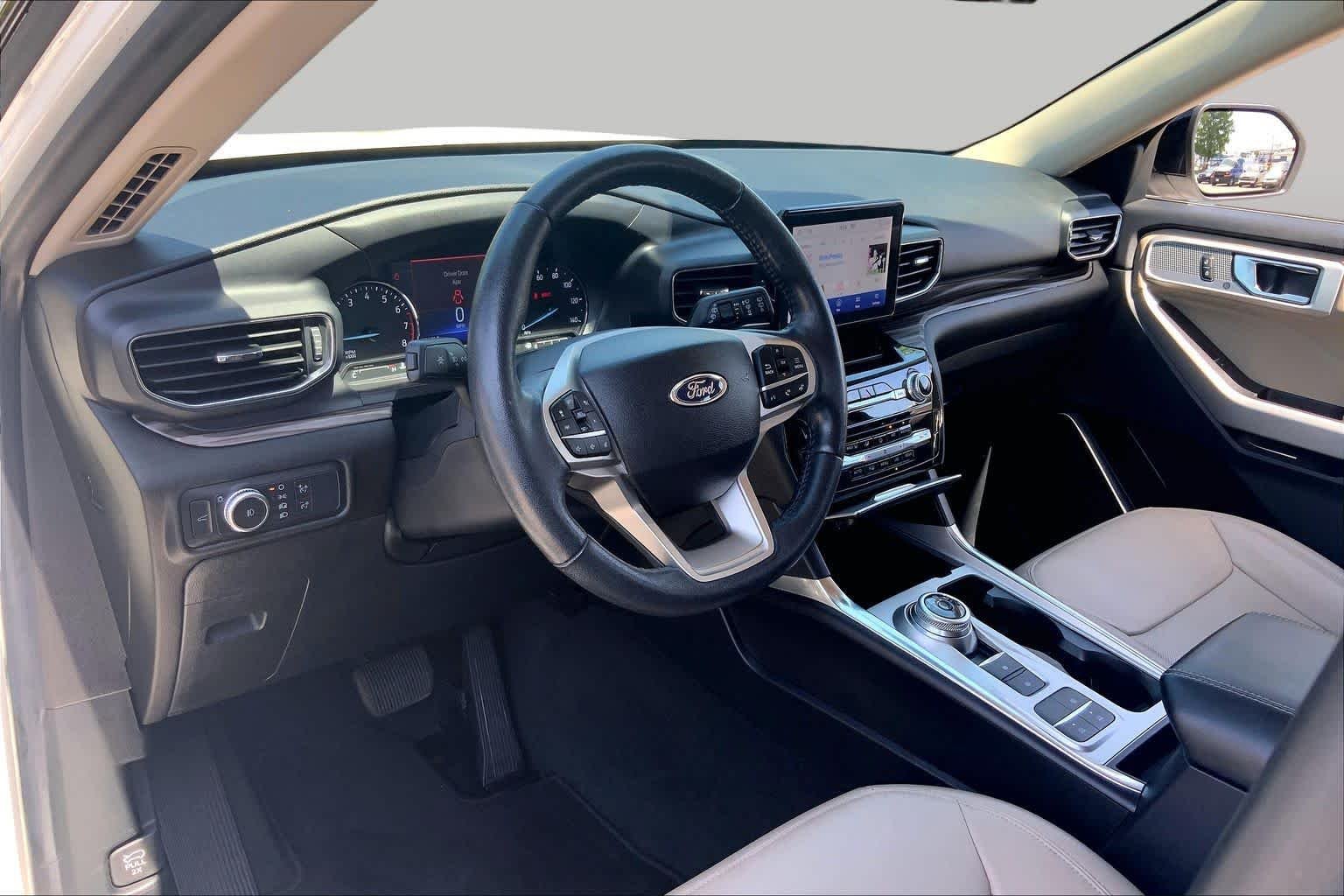 Used 2022 Star White Metallic Tri-Coat Ford Limited image 18