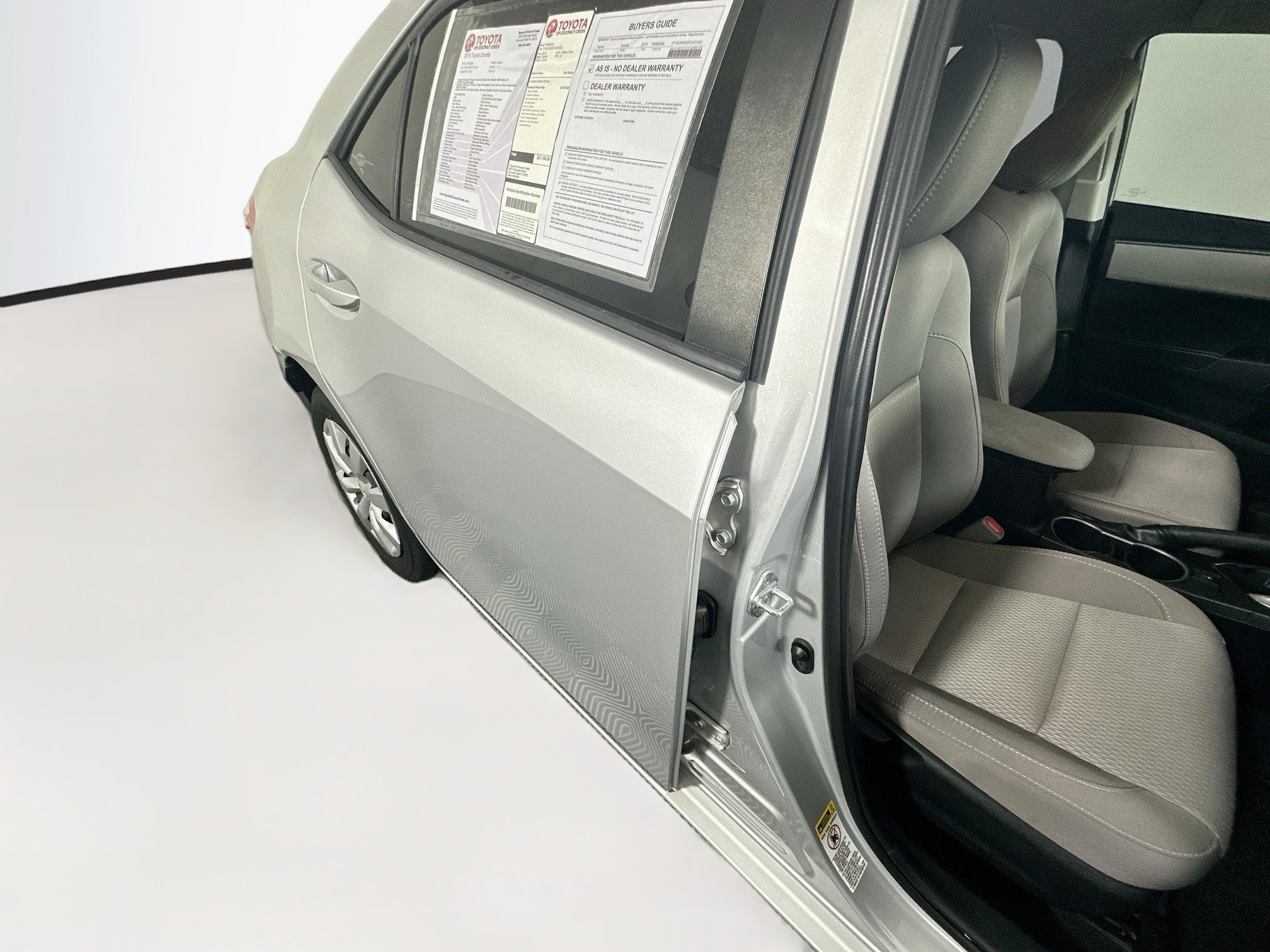 Used 2015 Classic Silver Metallic Toyota LE image 27