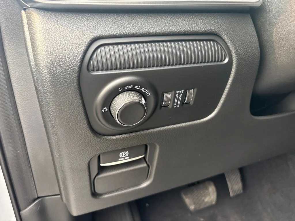 New 2026 Silver-Zynith Exterior Paint Jeep Grand Wagoneer image 18