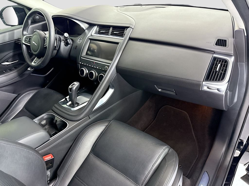 Used 2020  Jaguar SE image 17