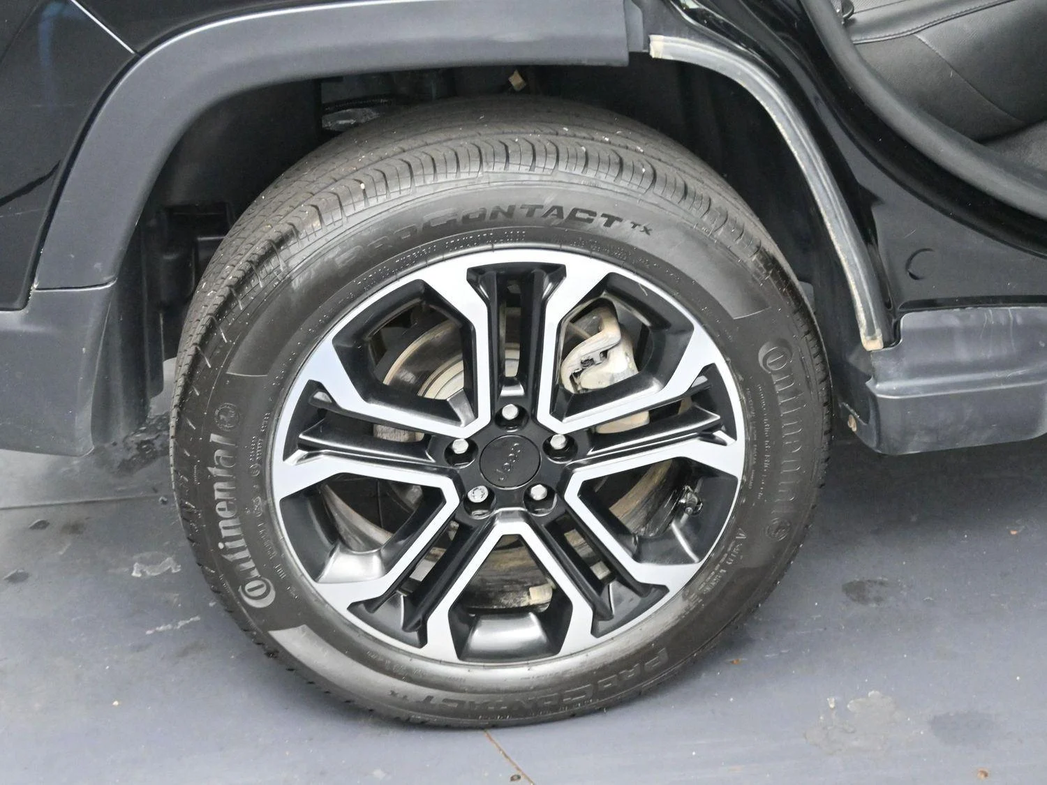 Used 2023 Diamond Black Crystal Pearlcoat Jeep Limited image 30