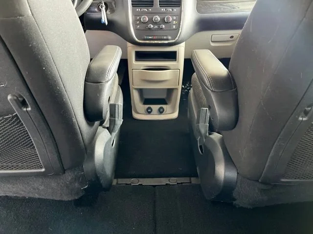 Used 2019 White Knuckle Clearcoat Dodge SE image 40