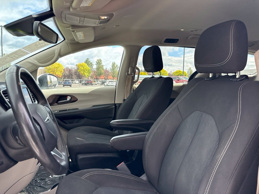 Used 2023 Bright White Clearcoat Chrysler LX image 9