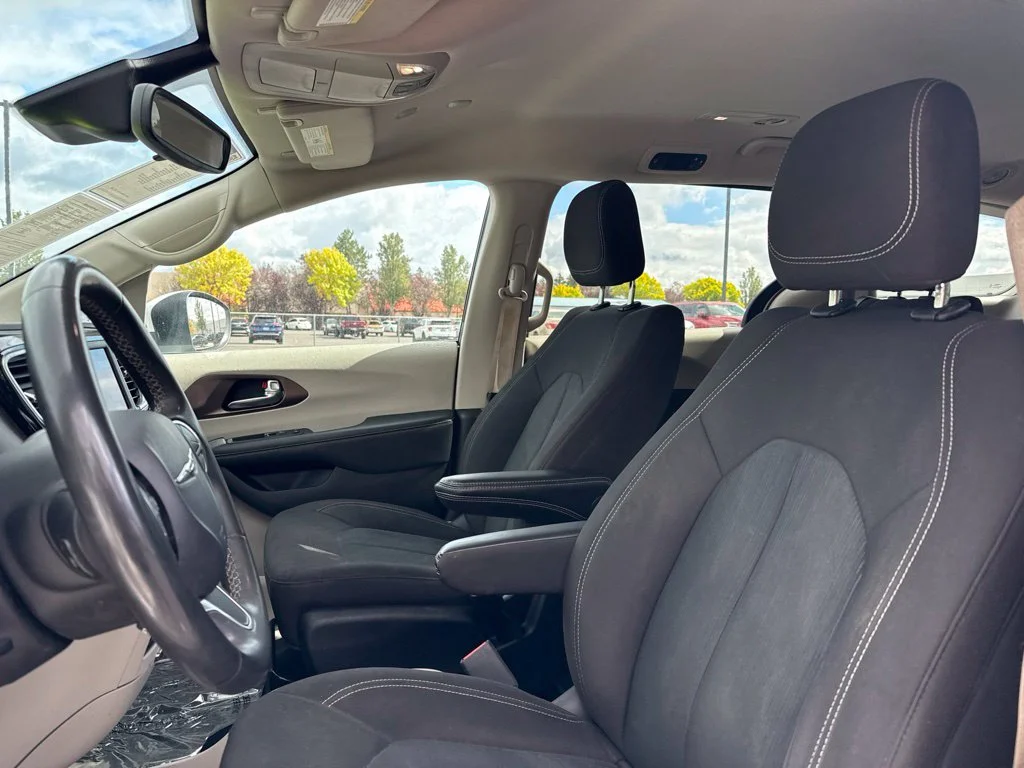 Used 2023 Bright White Clearcoat Chrysler LX image 9