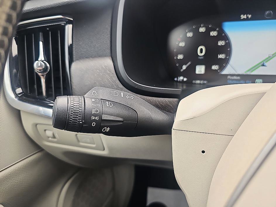 Used 2018 Denim Blue Metallic Volvo T6 AWD image 18
