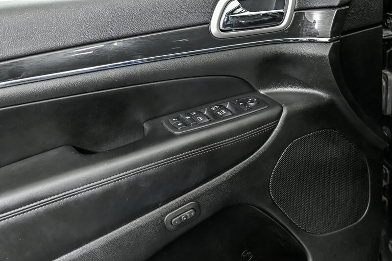 Used 2018 Diamond Black Crystal Pearl Coat Jeep Trailhawk image 13