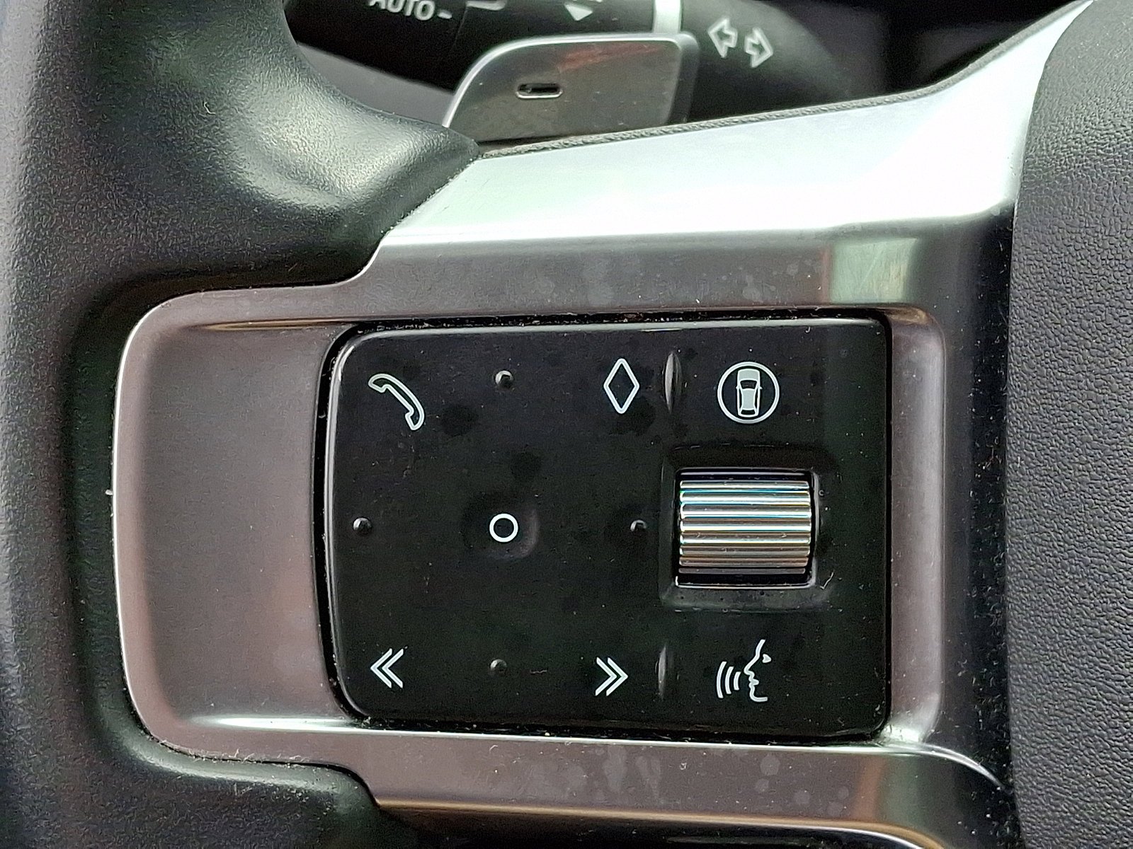 Used 2024 White Land Rover S image 23
