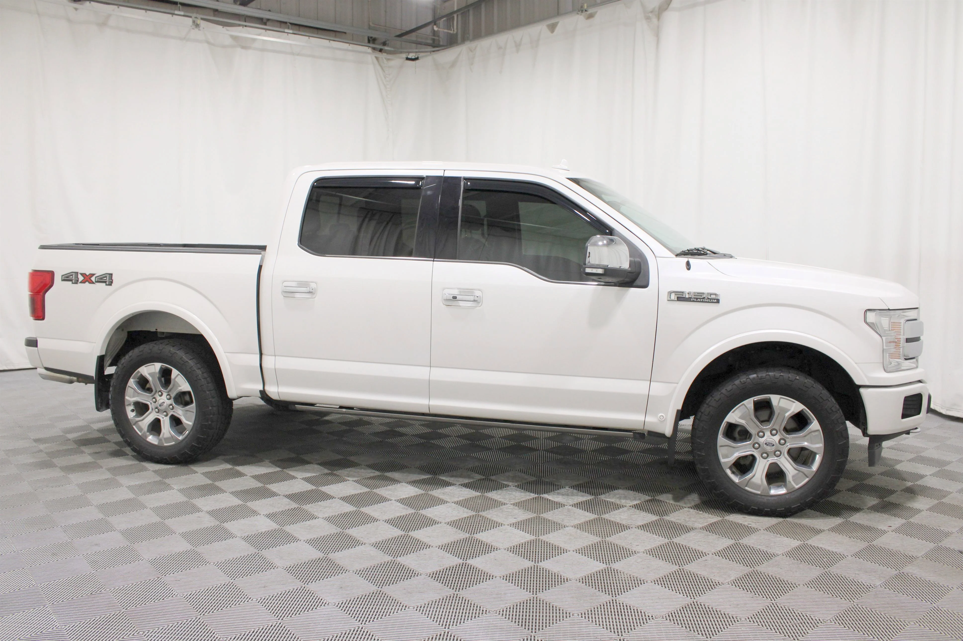 Used 2019 White Platinum Metallic Tri-Coat Ford Platinum image 27