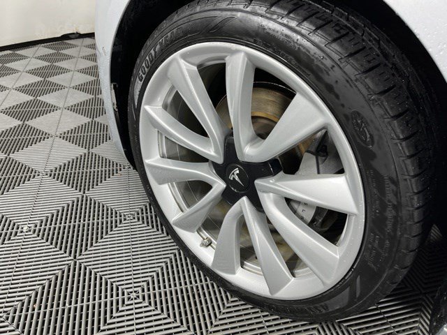 Used 2018 Silver Tesla Long Range Battery image 9