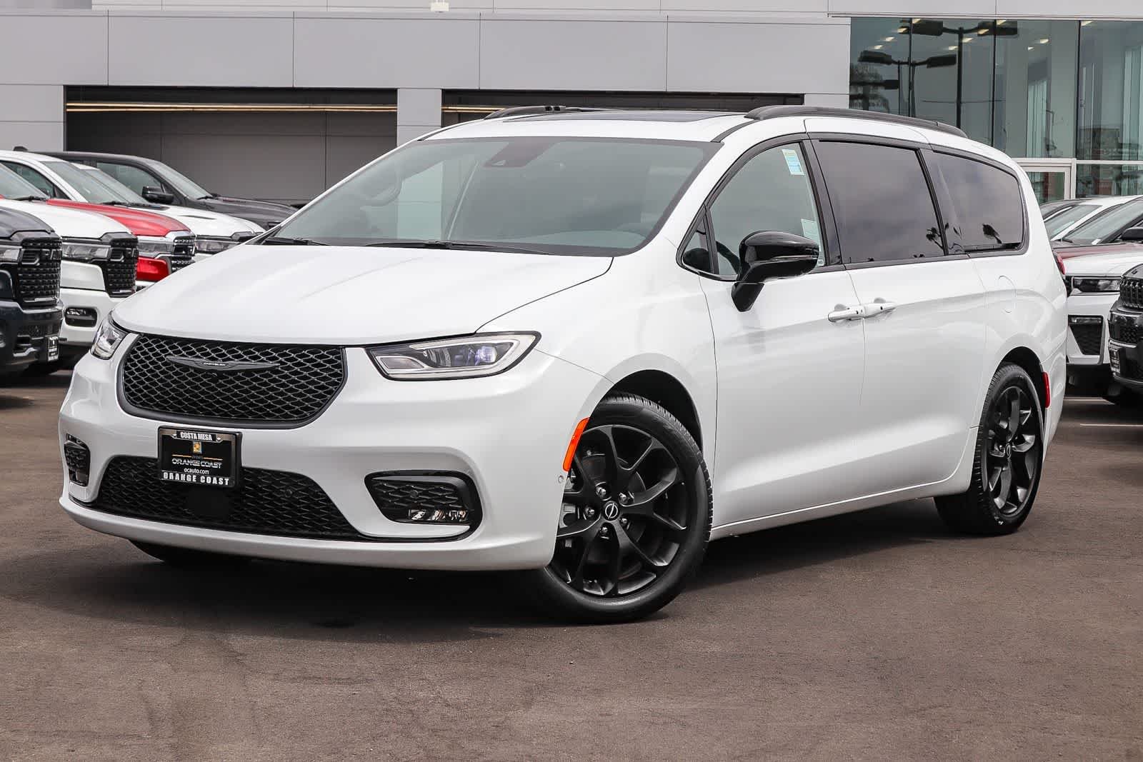 2026 Chrysler Pacifica Limited's photo