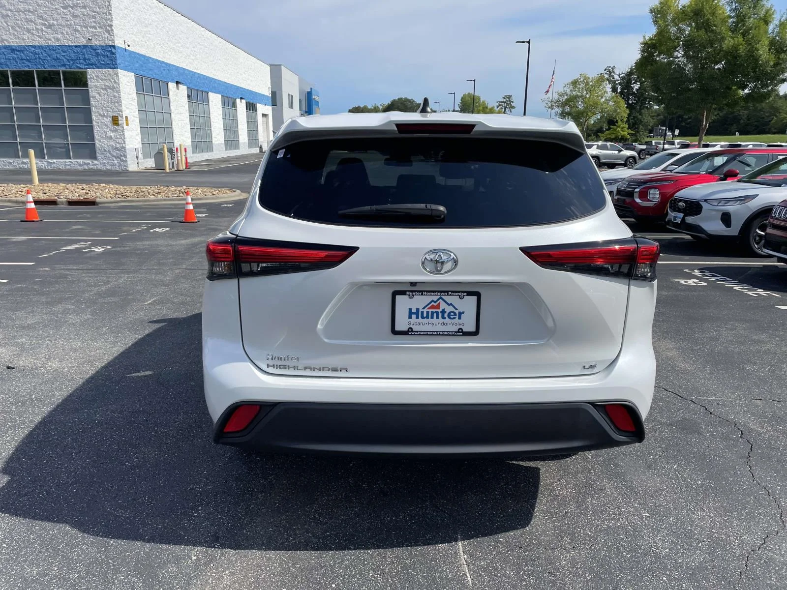 Used 2023 Off-white Toyota LE image 5