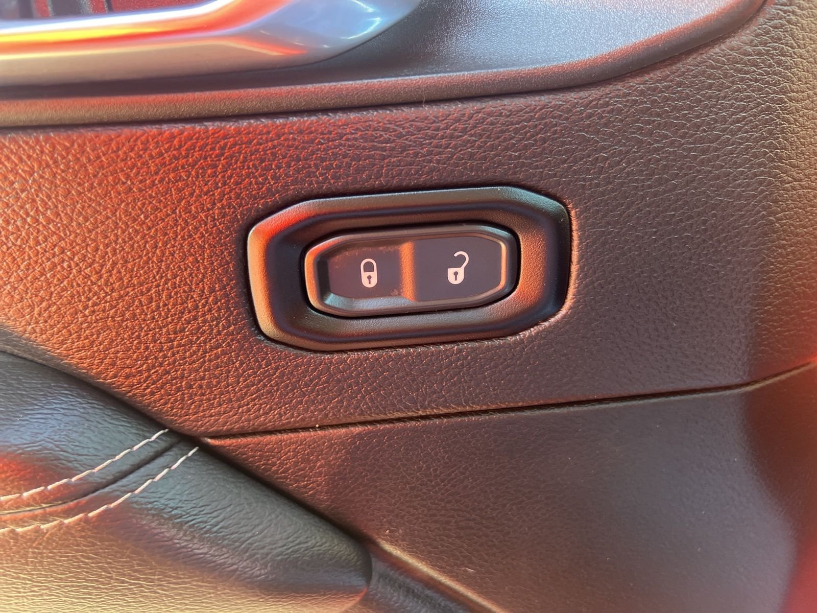 Used 2023  Jeep Sahara image 26