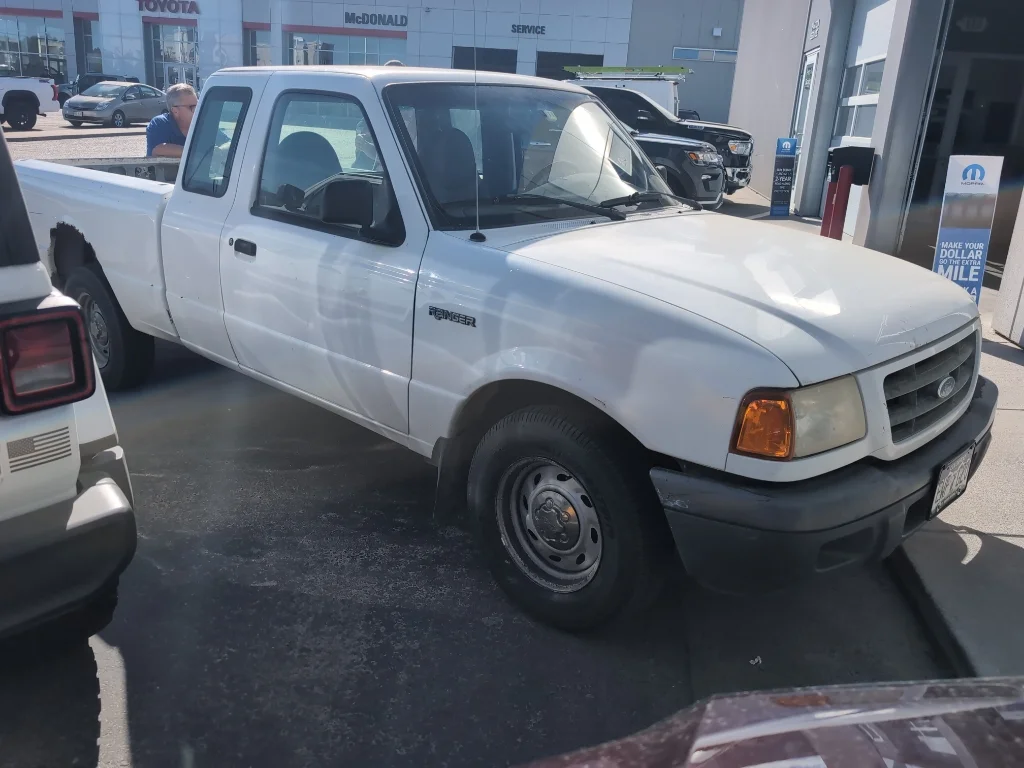 Used 2001 White Ford  image 2