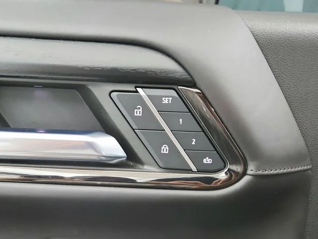 Used 2023 White GMC AT4X image 23
