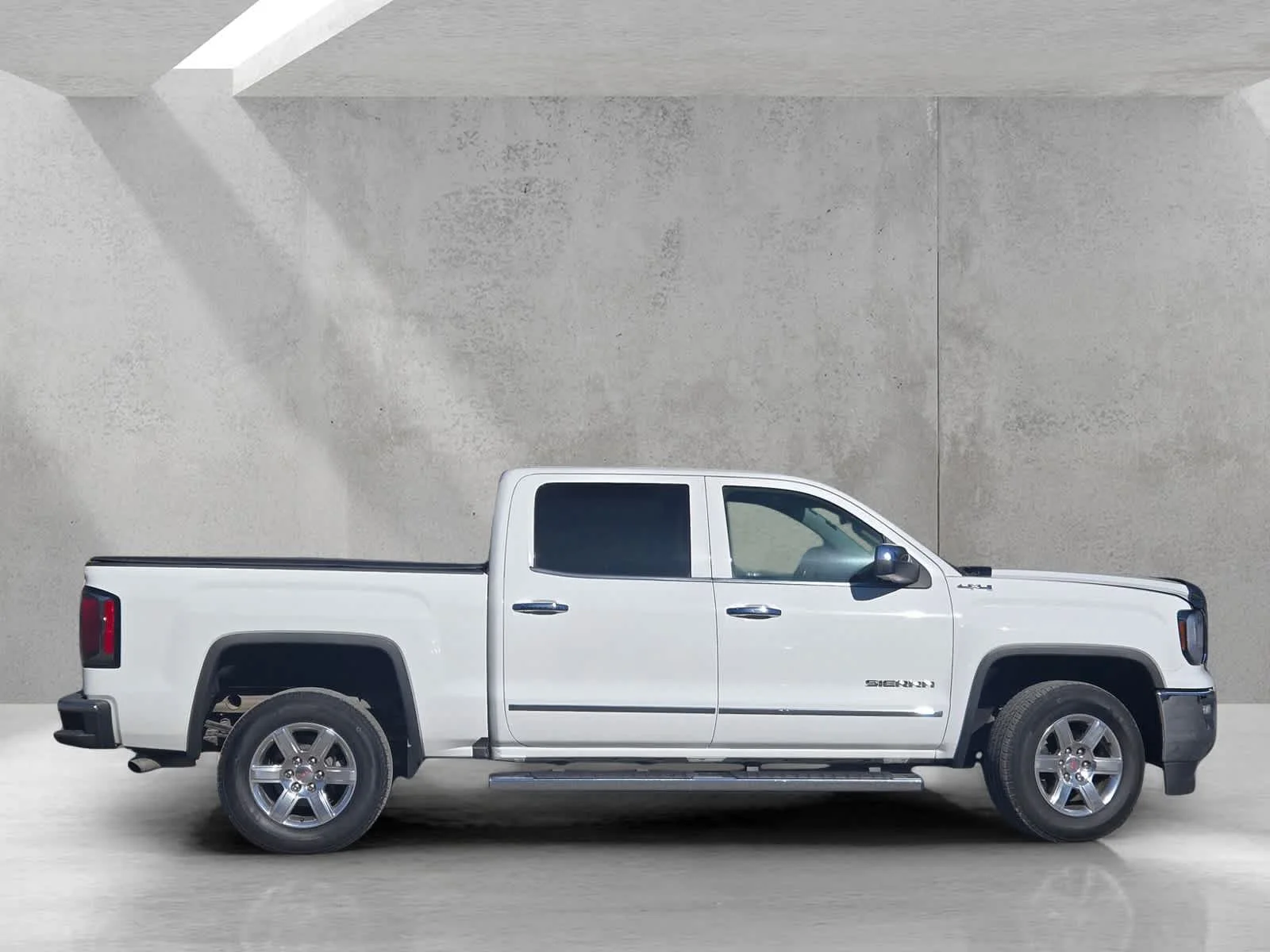 Used 2018 SUMMIT WHITE GMC SLT image 3