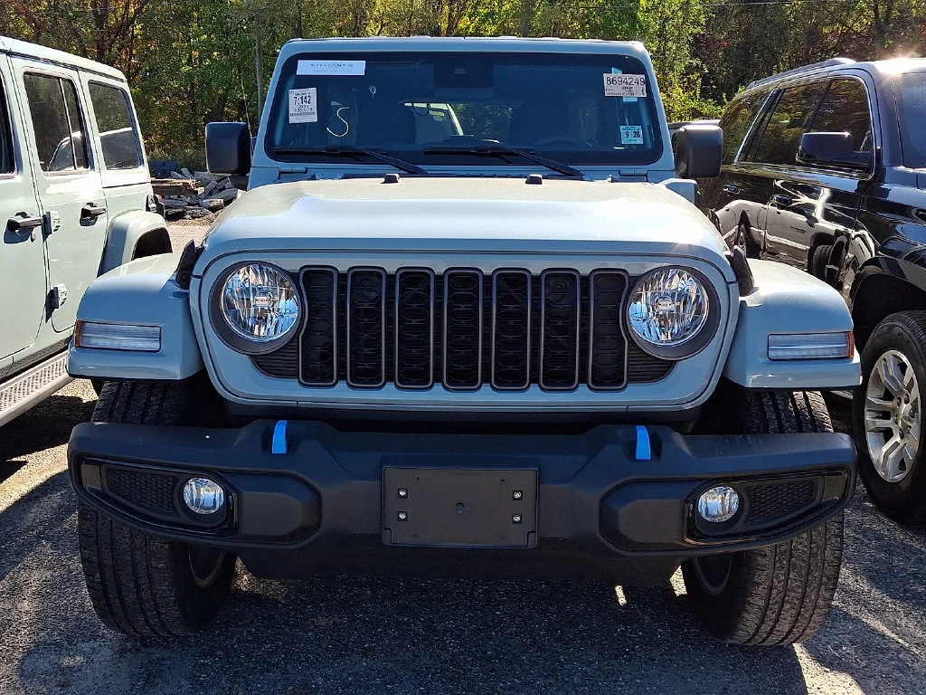 Used 2024  Jeep Sport S 4xe image 2