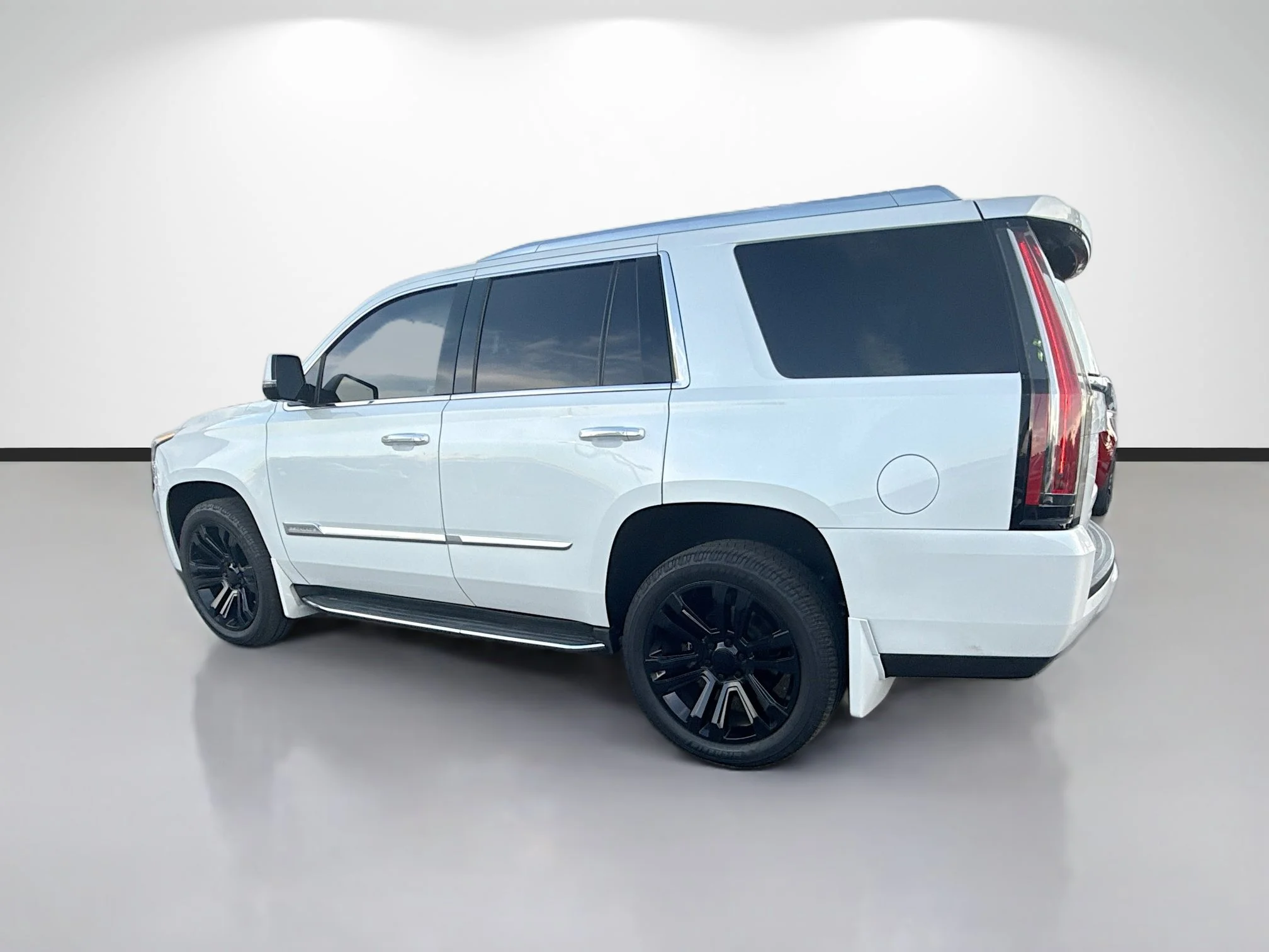 Used 2016 Crystal White Tricoat Cadillac Luxury Collection image 5