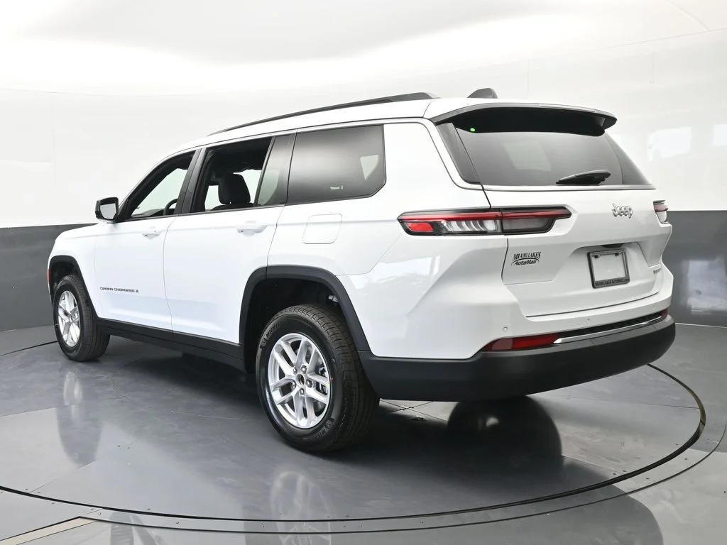 New 2026 Bright White Clear-Coat Exterior Paint Jeep Laredo image 4