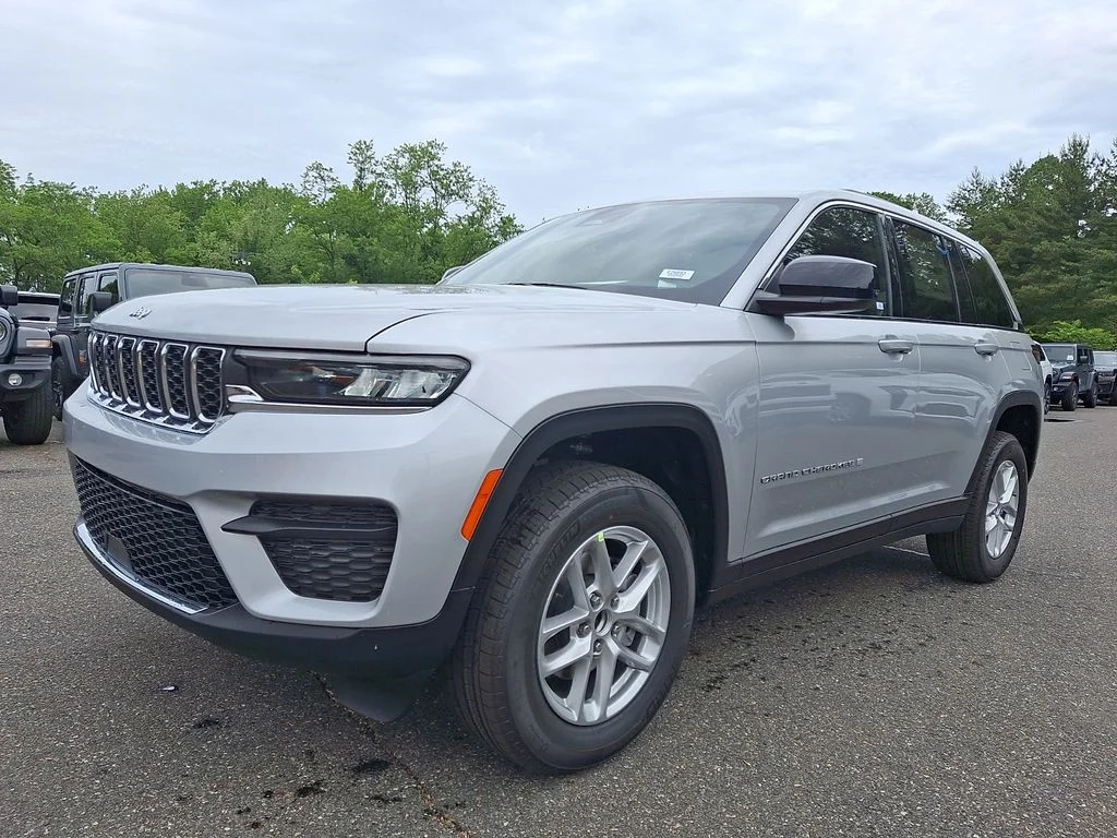 New 2026 Silver Zynith Exterior Paint Jeep Laredo X image 2