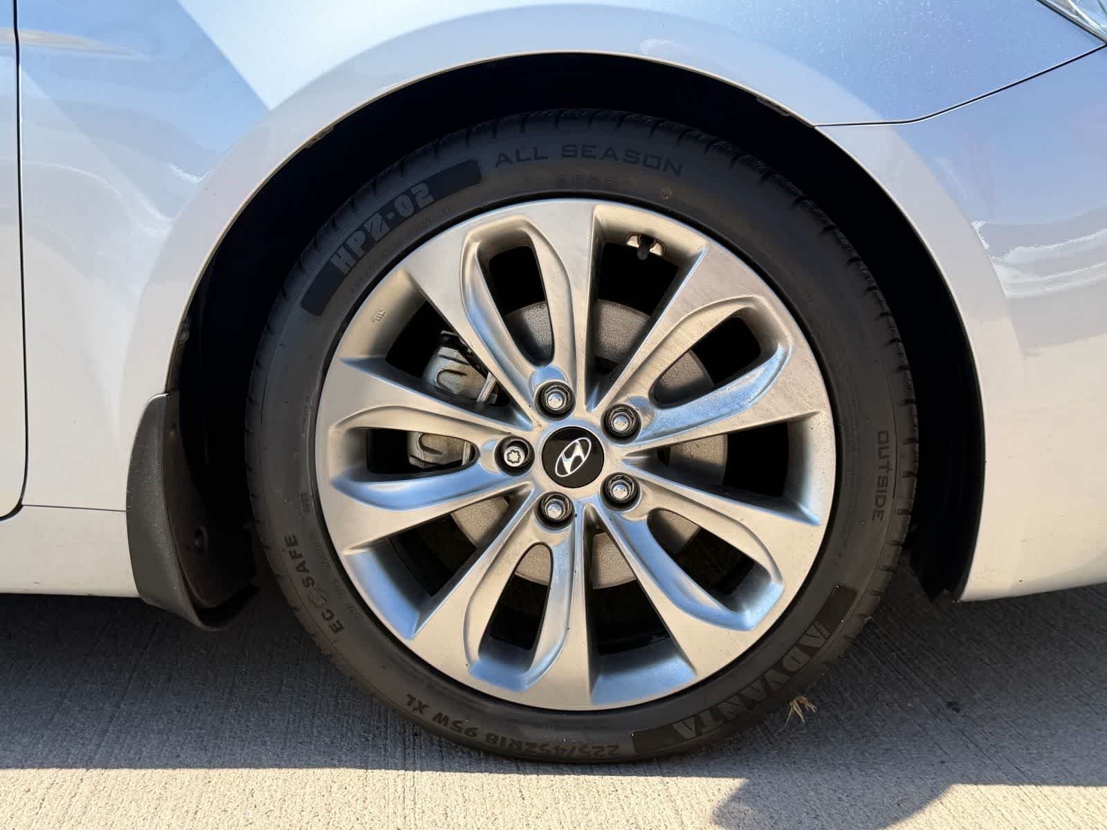 Used 2011 Radiant Silver Metallic Hyundai SE image 10