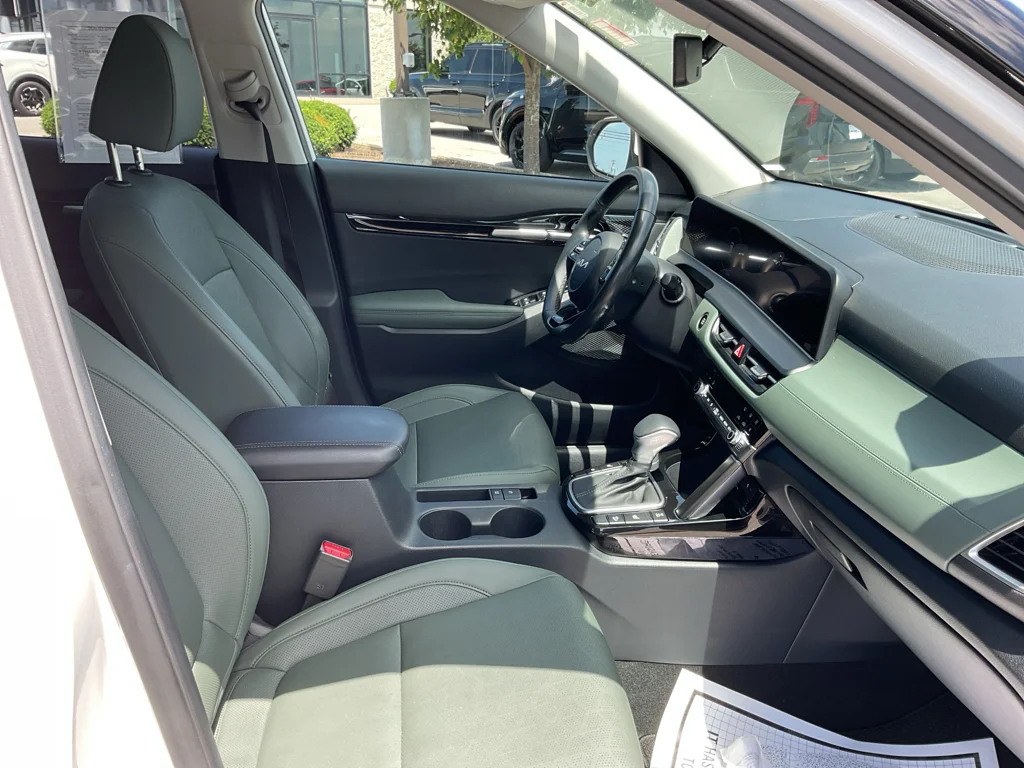 Used 2024 Snow White Pearl Kia SX image 11