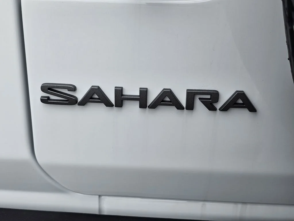 New 2026 Bright White Clear-Coat Exterior Paint Jeep Sahara image 10