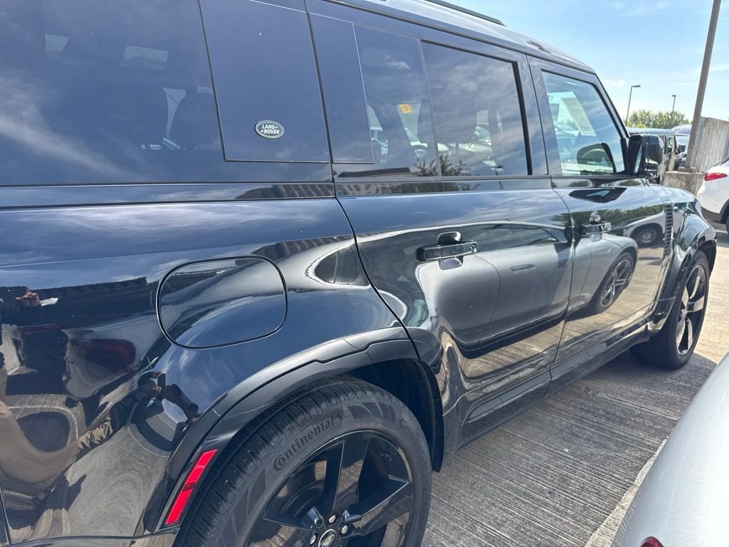 Used 2024 Santorini Black Metallic Land Rover X-Dynamic SE image 3