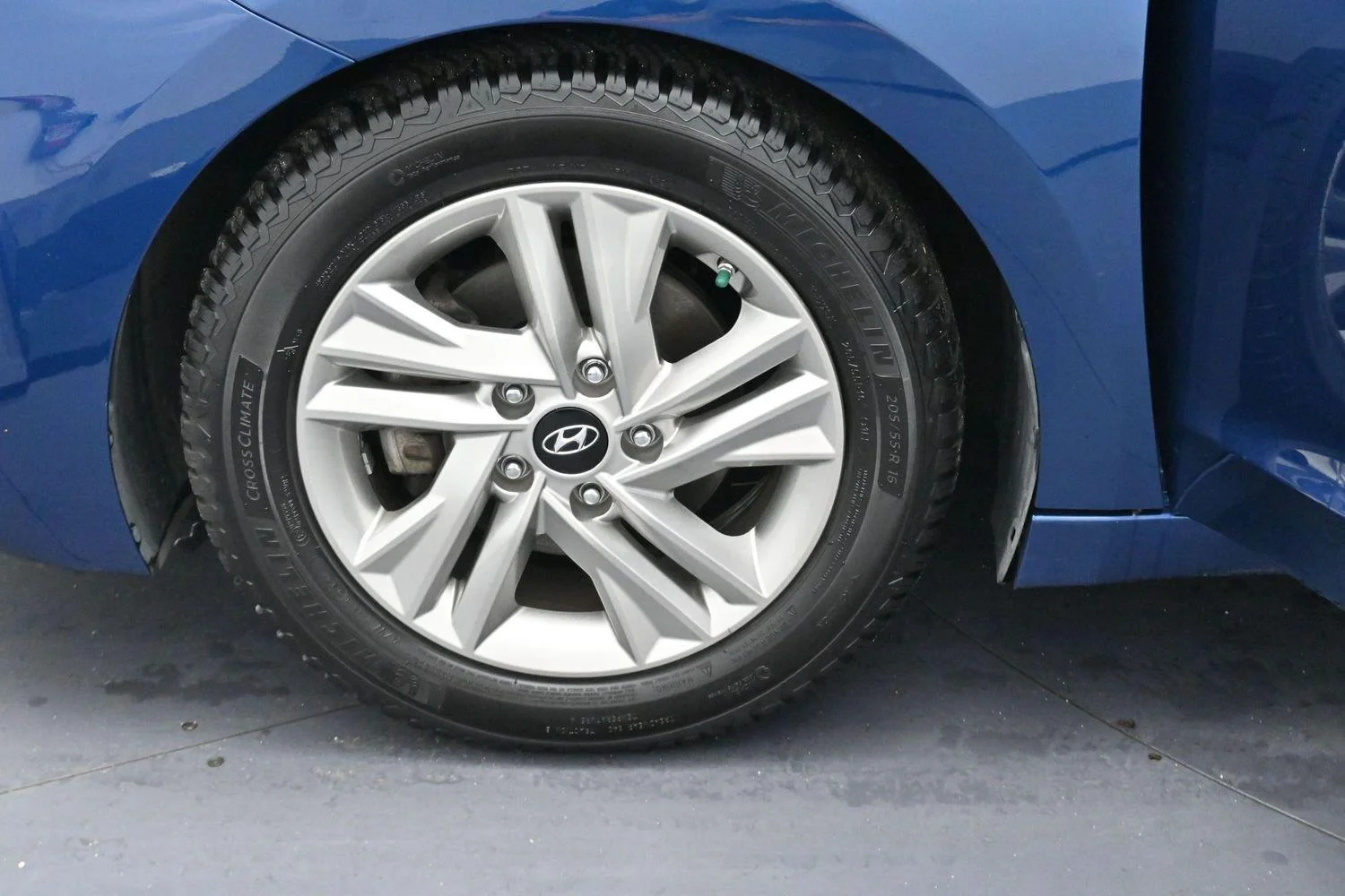 Used 2020 Lakeside Blue Hyundai Value Edition image 35