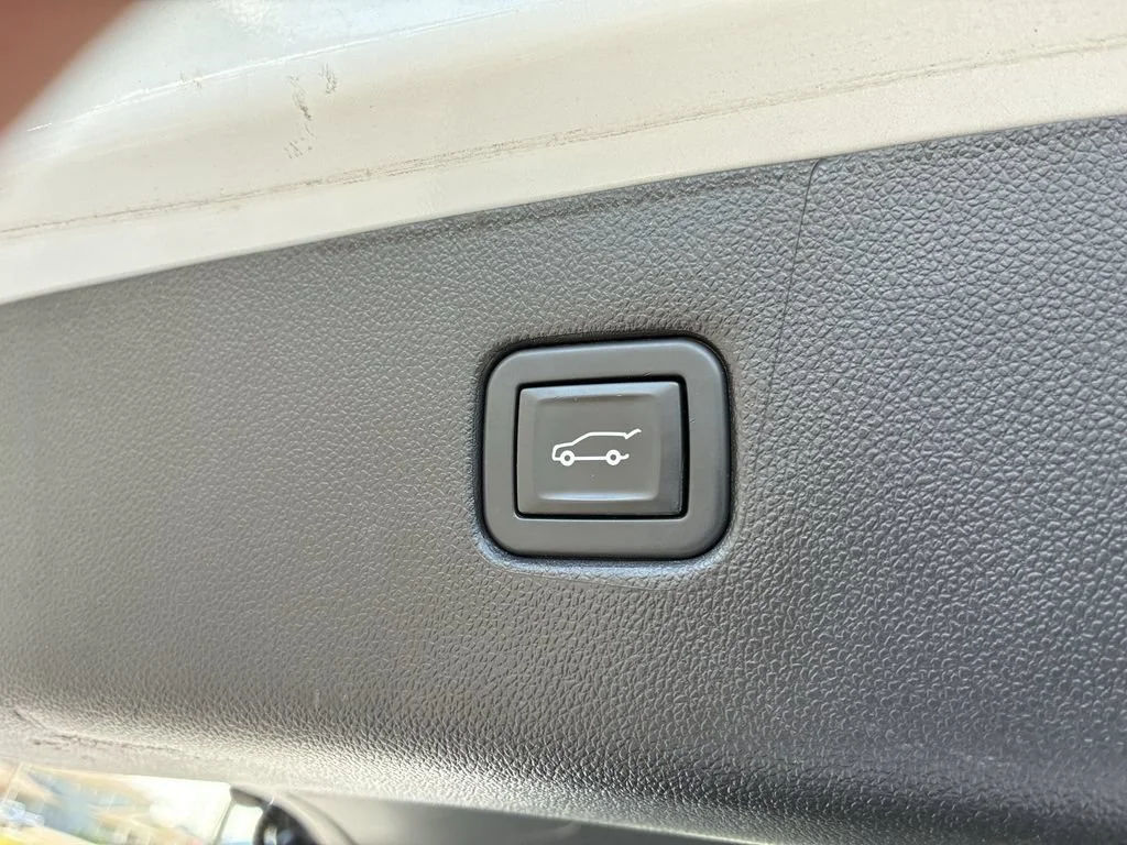 Used 2020 IRIDESCENT PEARL TRICOAT Chevrolet RS image 20